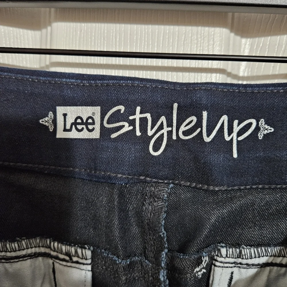 Lee Natural Fit Barely Bootcut Pull On Jeans Size 12 Short